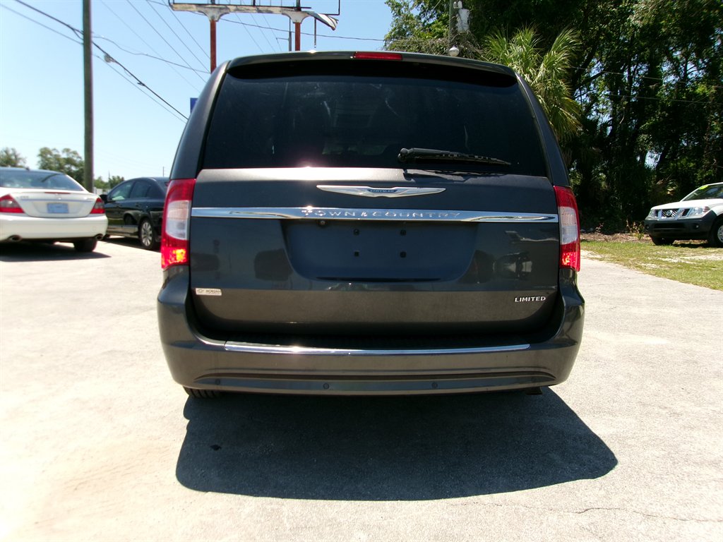 2015 Chrysler Town And Country - $12,995