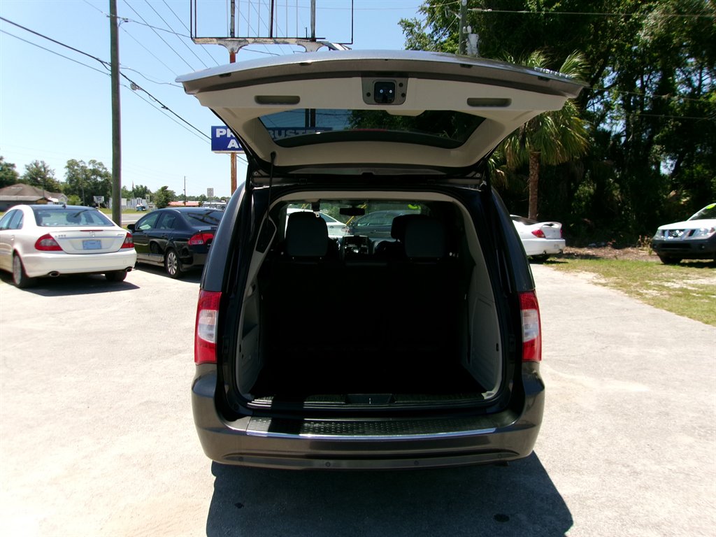 2015 Chrysler Town And Country - $12,995