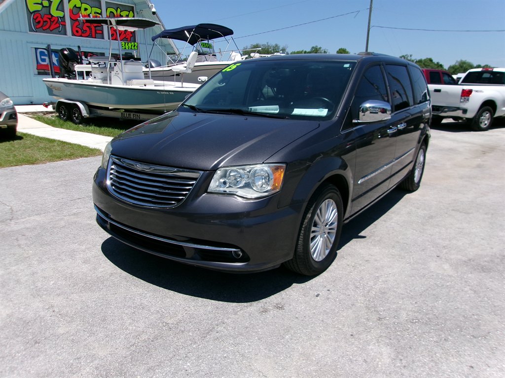 2015 Chrysler Town And Country - $12,995