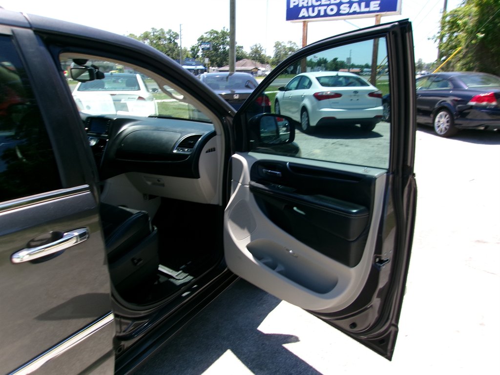 2015 Chrysler Town And Country - $12,995