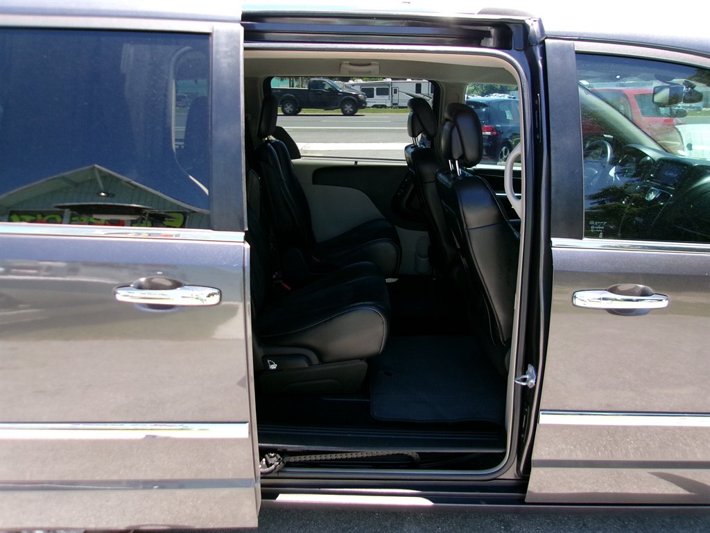 2015 Chrysler Town And Country - $12,995