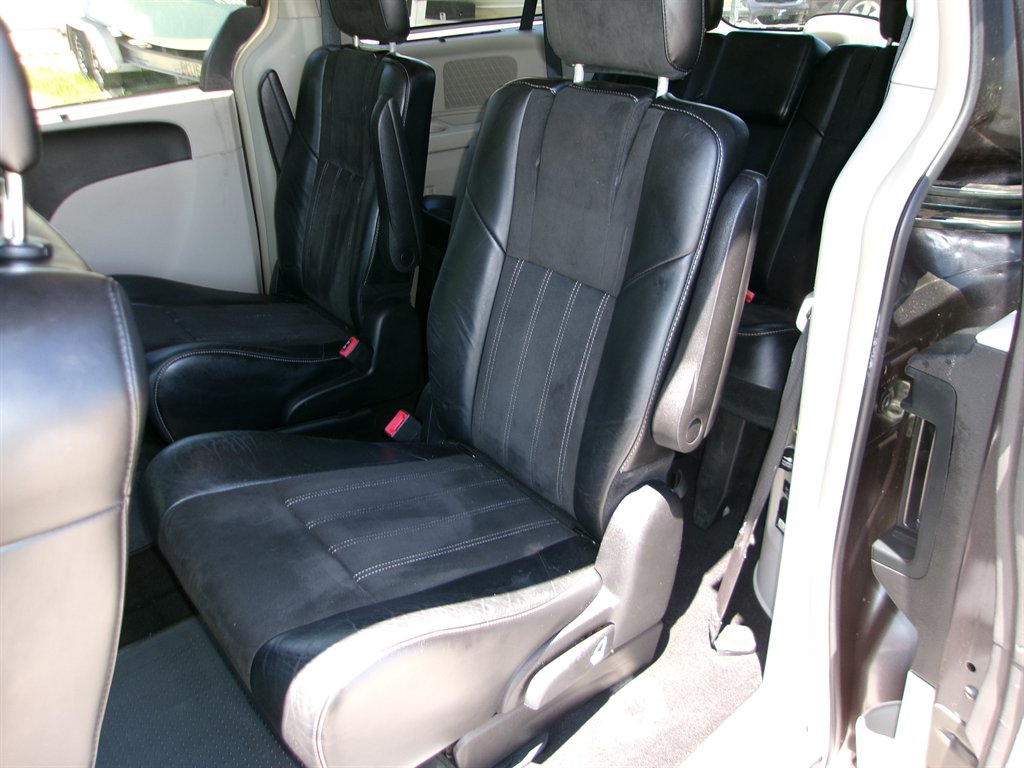 2015 Chrysler Town And Country - $12,995