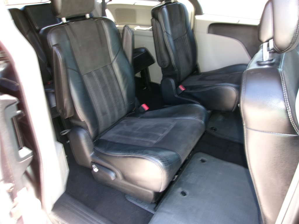 2015 Chrysler Town And Country - $12,995