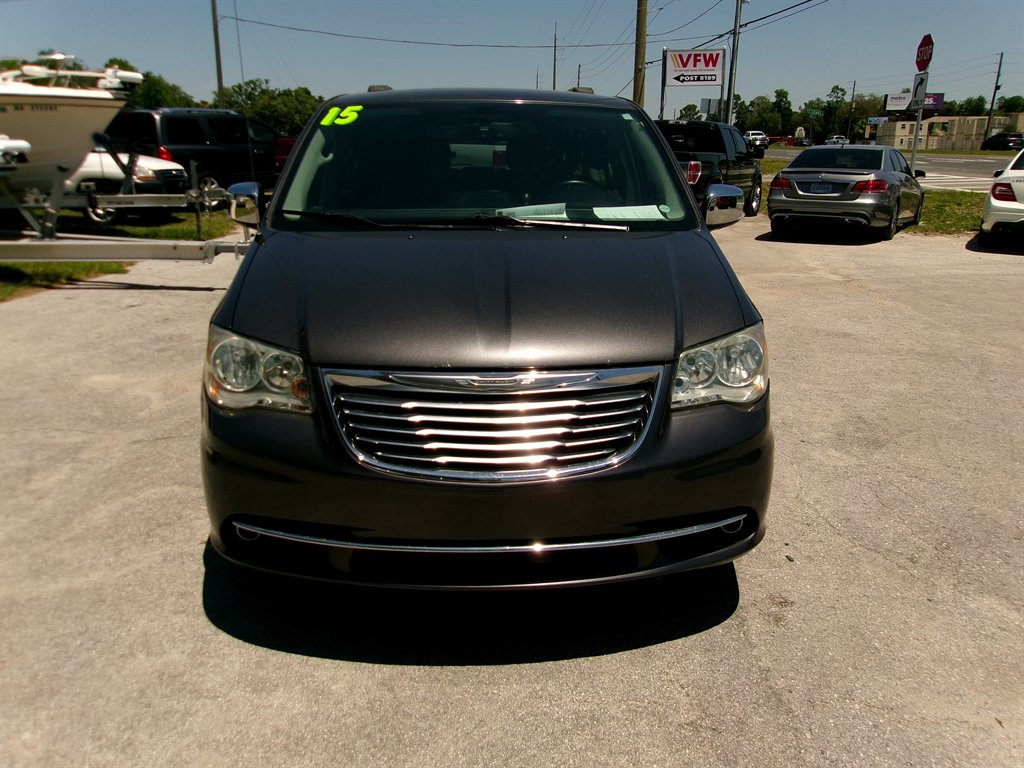 2015 Chrysler Town And Country - $12,995