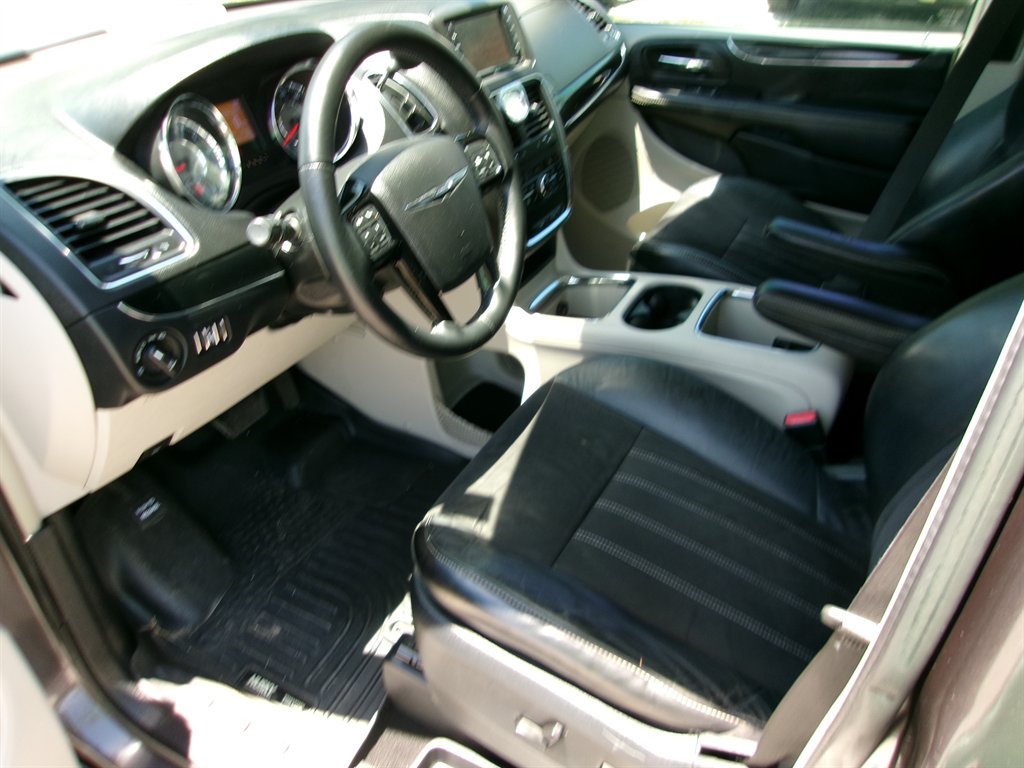 2015 Chrysler Town And Country - $12,995