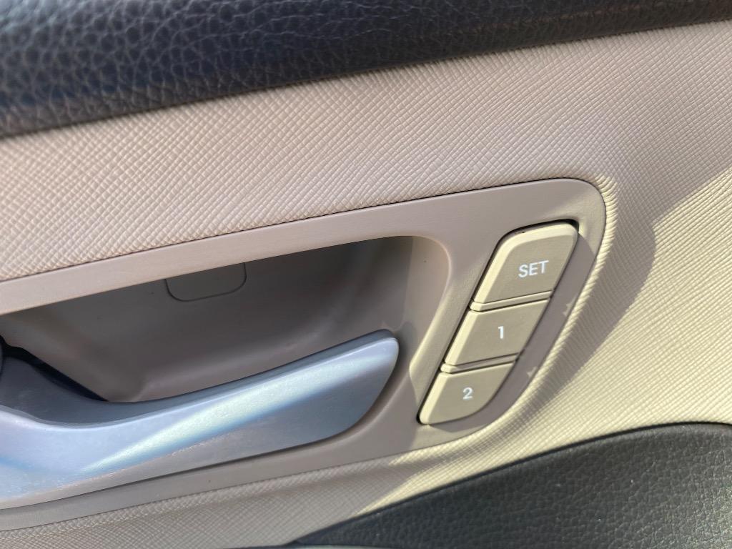 2017 Hyundai Santa Fe - $11,995