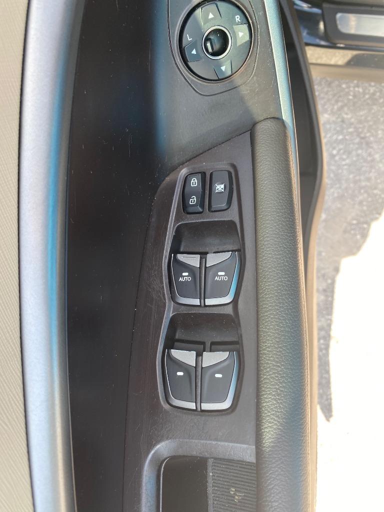 2017 Hyundai Santa Fe - $11,995