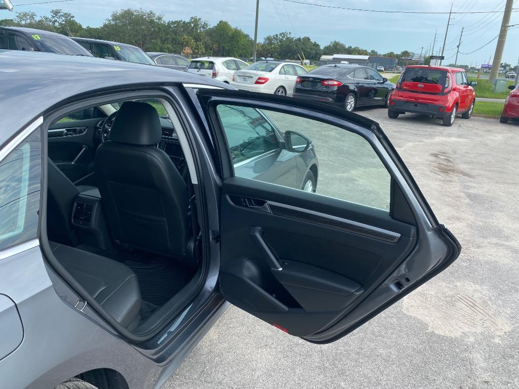 2017 Volkswagen Passat - $10,995