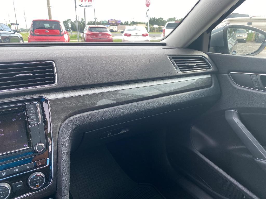 2017 Volkswagen Passat - $10,995