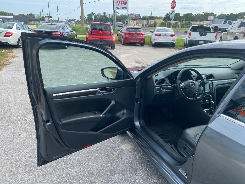2017 Volkswagen Passat - $10,995