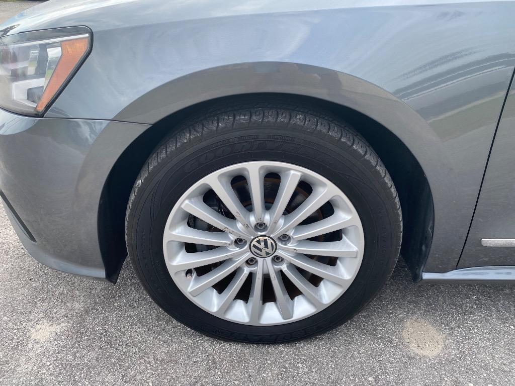 2017 Volkswagen Passat - $10,995