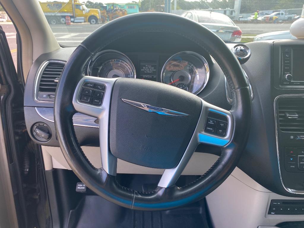 2012 Chrysler Town And Country - $5,995