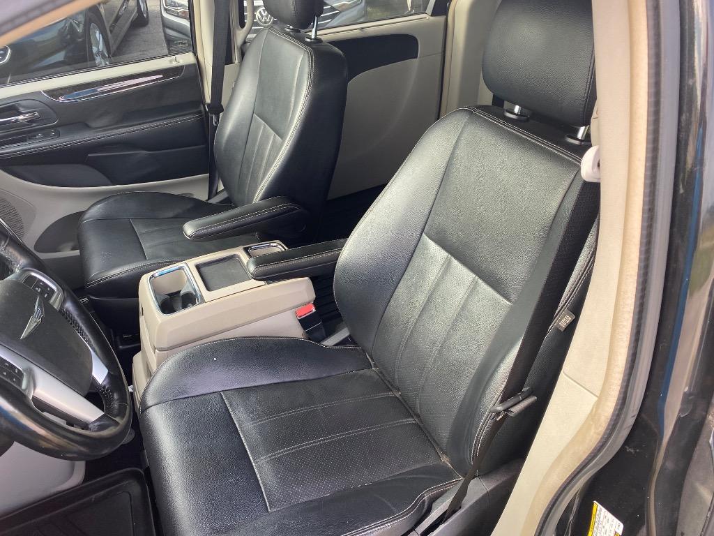 2012 Chrysler Town And Country - $5,995