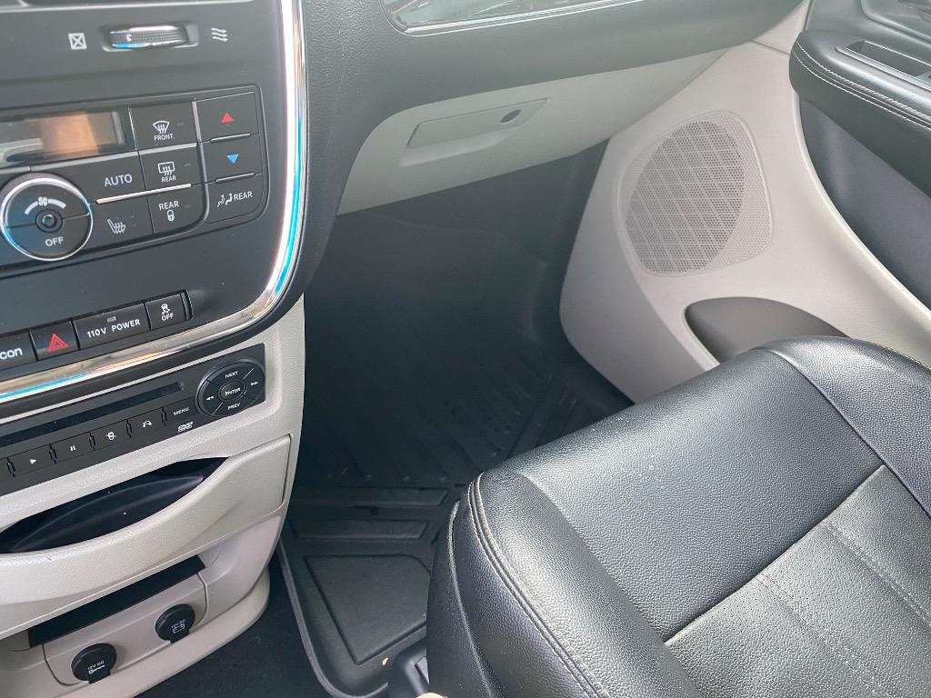 2012 Chrysler Town And Country - $5,995