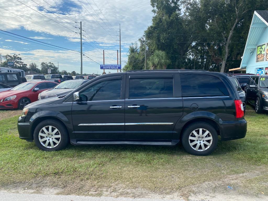2012 Chrysler Town And Country - $5,995