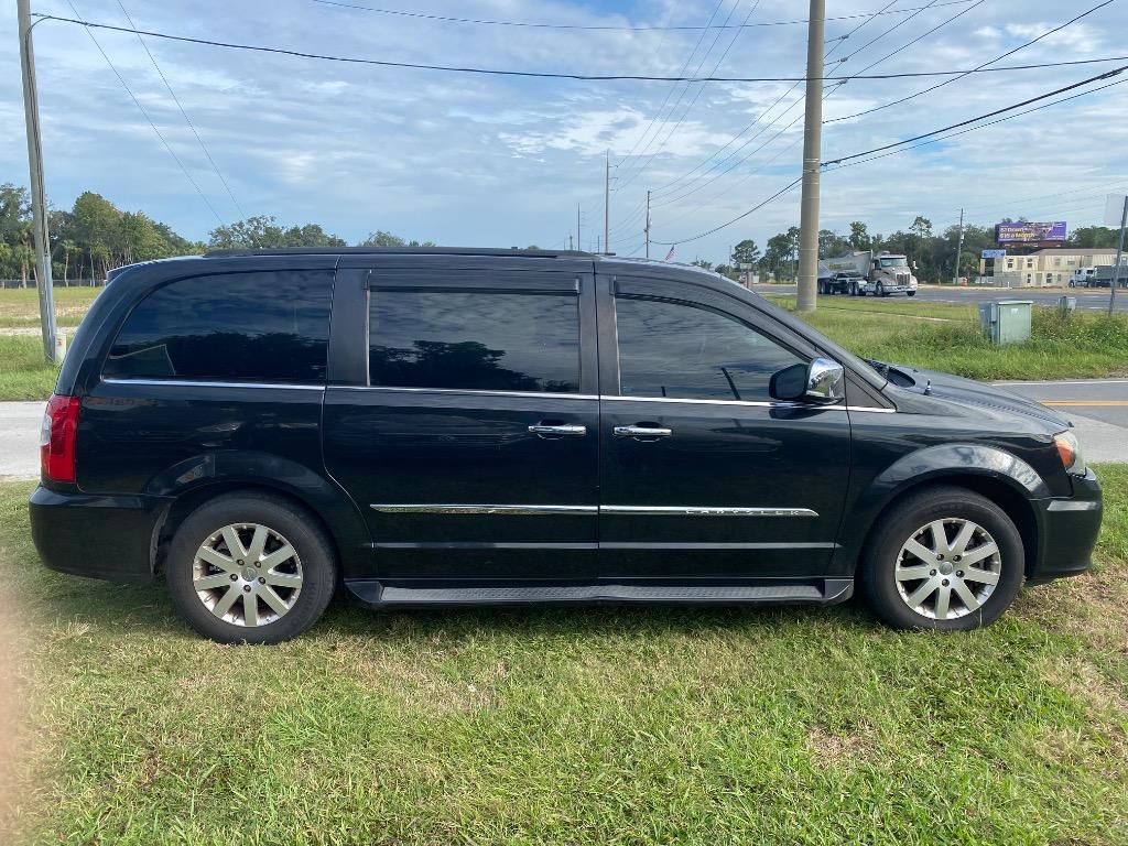 2012 Chrysler Town And Country - $5,995