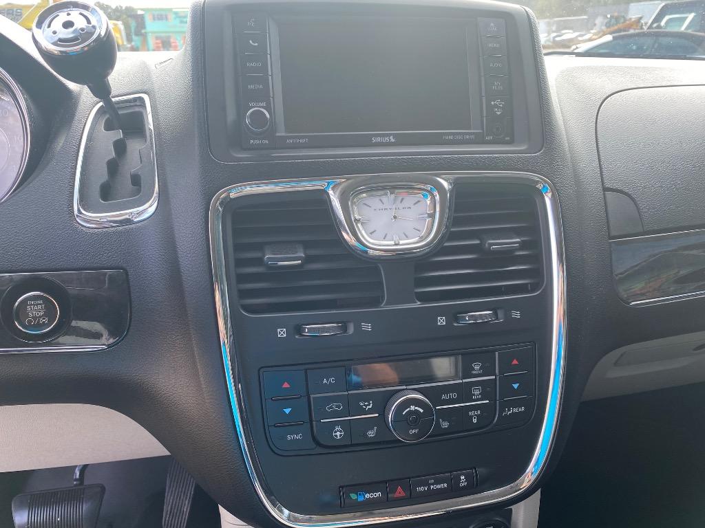 2012 Chrysler Town And Country - $5,995