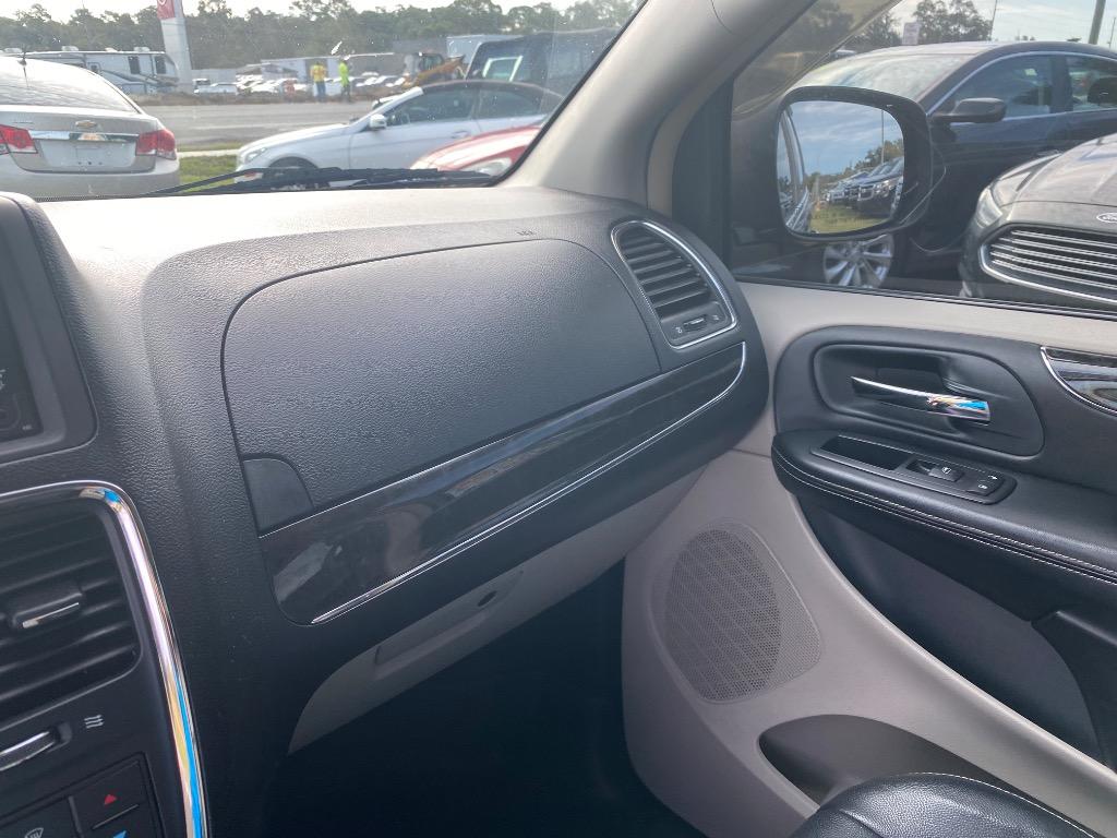 2012 Chrysler Town And Country - $5,995