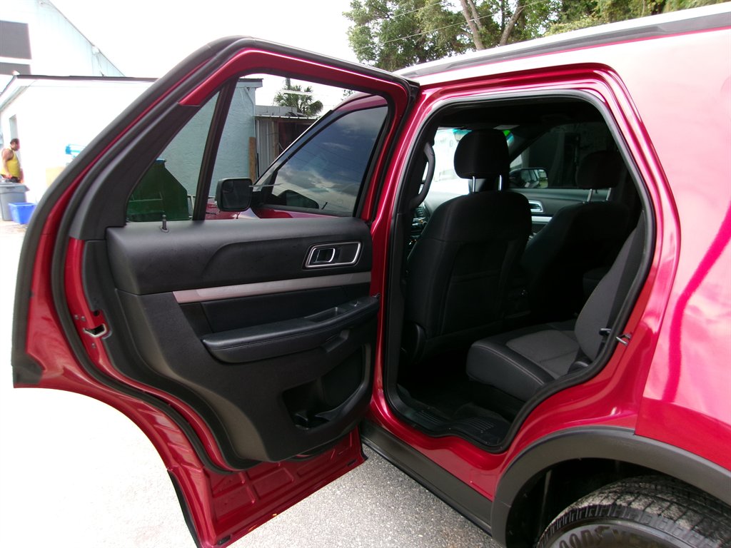 2017 Ford Explorer - $10,995