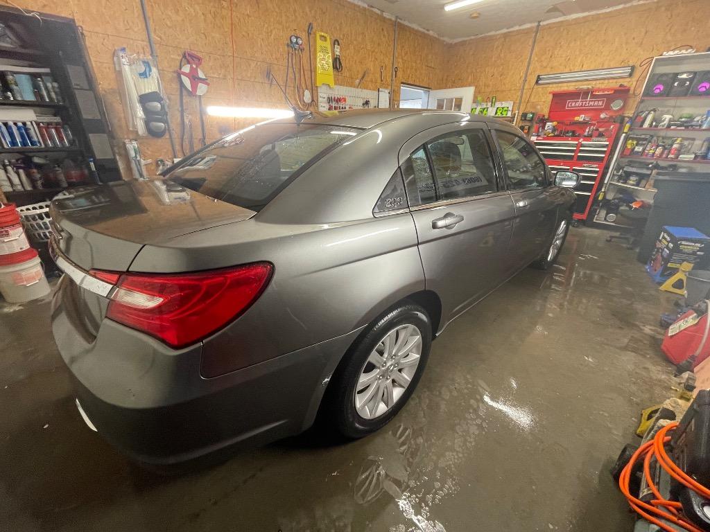2013 Chrysler 200 - $4,400