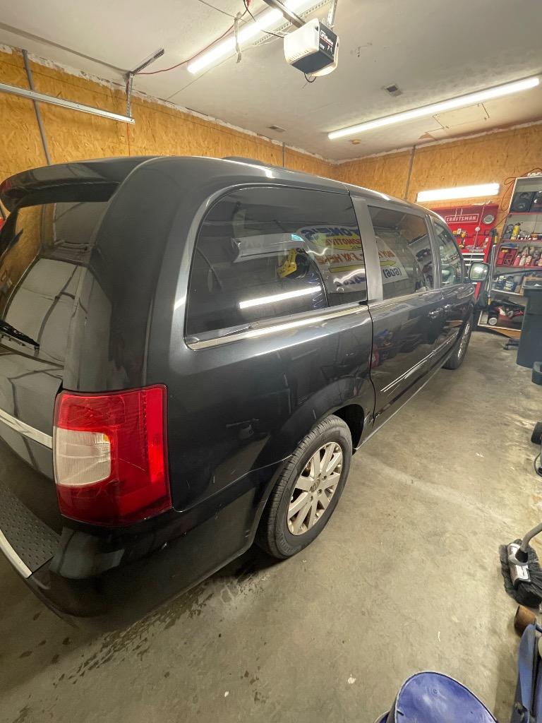 2013 Chrysler Town AND Countr - $3,200
