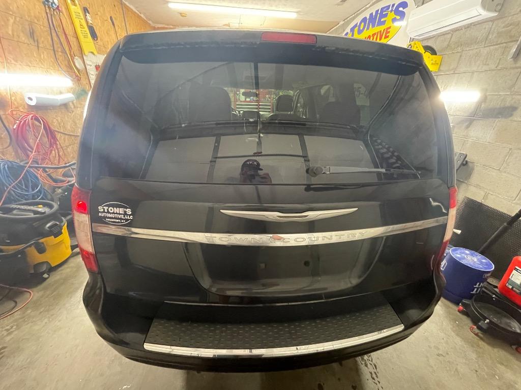 2013 Chrysler Town AND Countr - $3,200