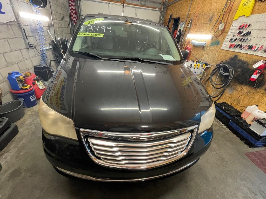2013 Chrysler Town AND Countr - $3,200