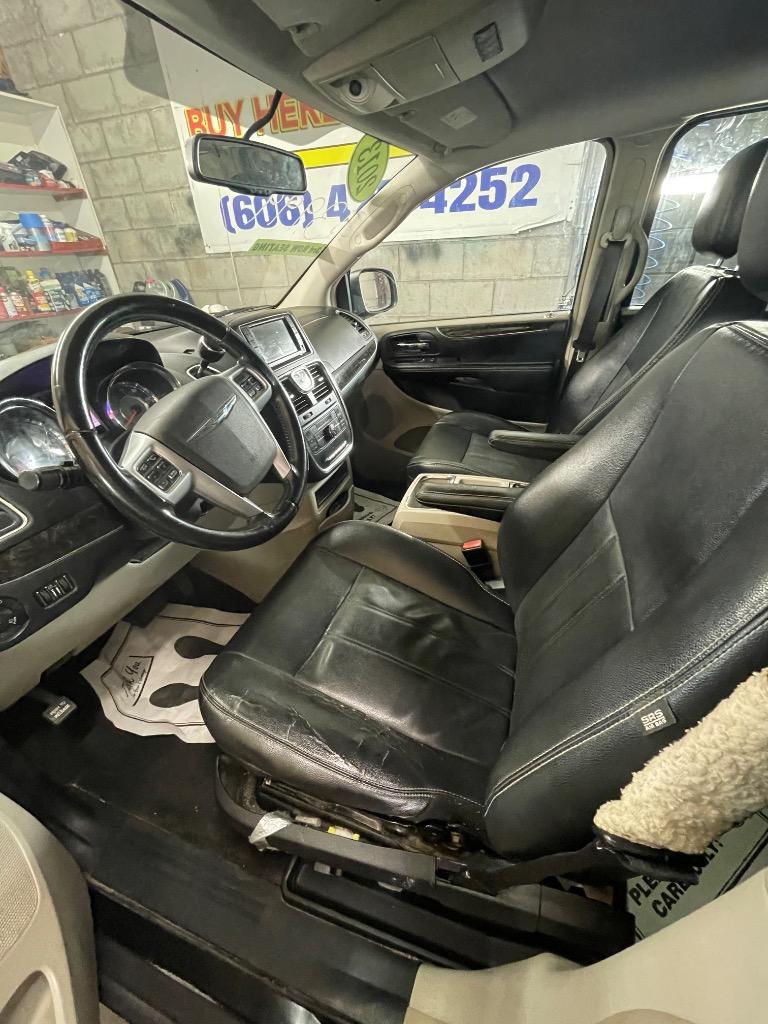 2013 Chrysler Town AND Countr - $3,200