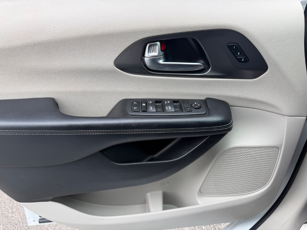 2022 Chrysler Pacifica - $14,550