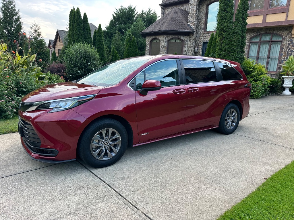 2021 Toyota Sienna - $25,000
