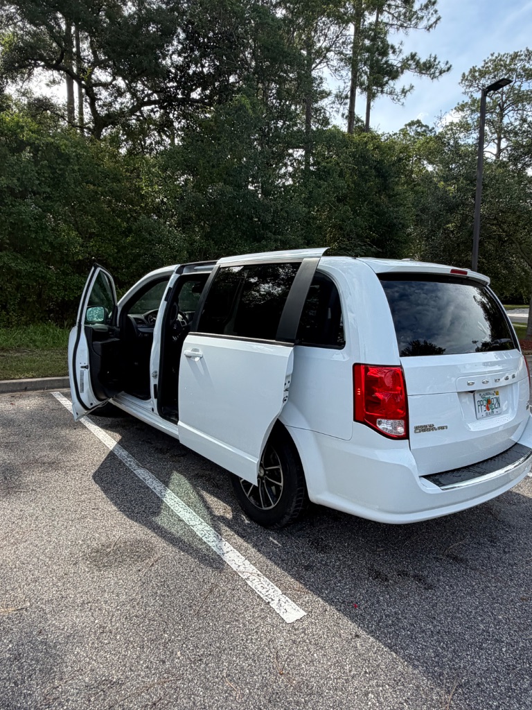 2019 Dodge Grand Caravan - $9,650