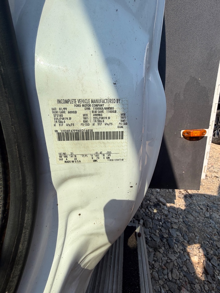 2010 Ford F-550 - $8,900