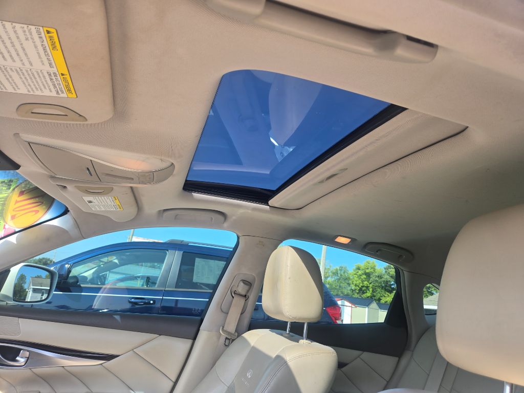 2012 INFINITI M - $10,800