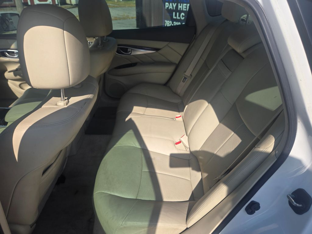 2012 INFINITI M - $10,800