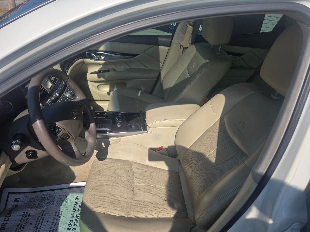 2012 INFINITI M - $10,800