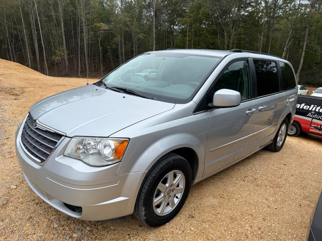 2010 Chrysler Town And Country - $6,925