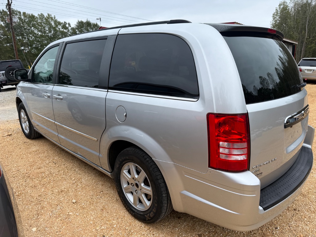 2010 Chrysler Town And Country - $6,925