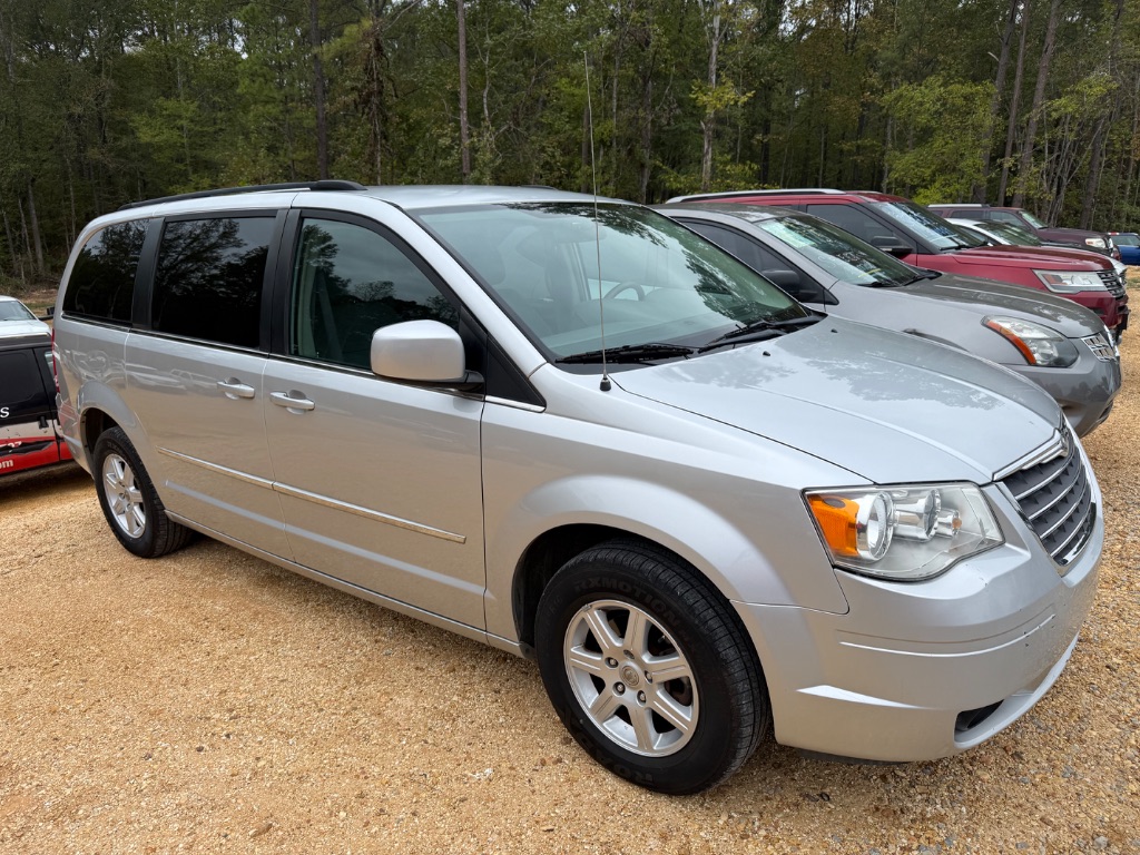 2010 Chrysler Town And Country - $6,925