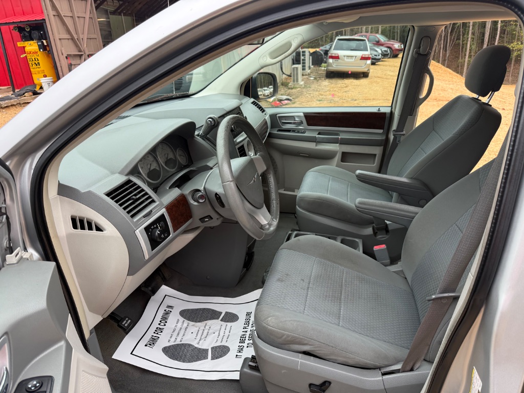 2010 Chrysler Town And Country - $6,925