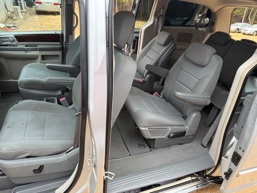 2010 Chrysler Town And Country - $6,925