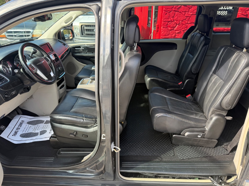 2012 Chrysler Town And Country - $8,625