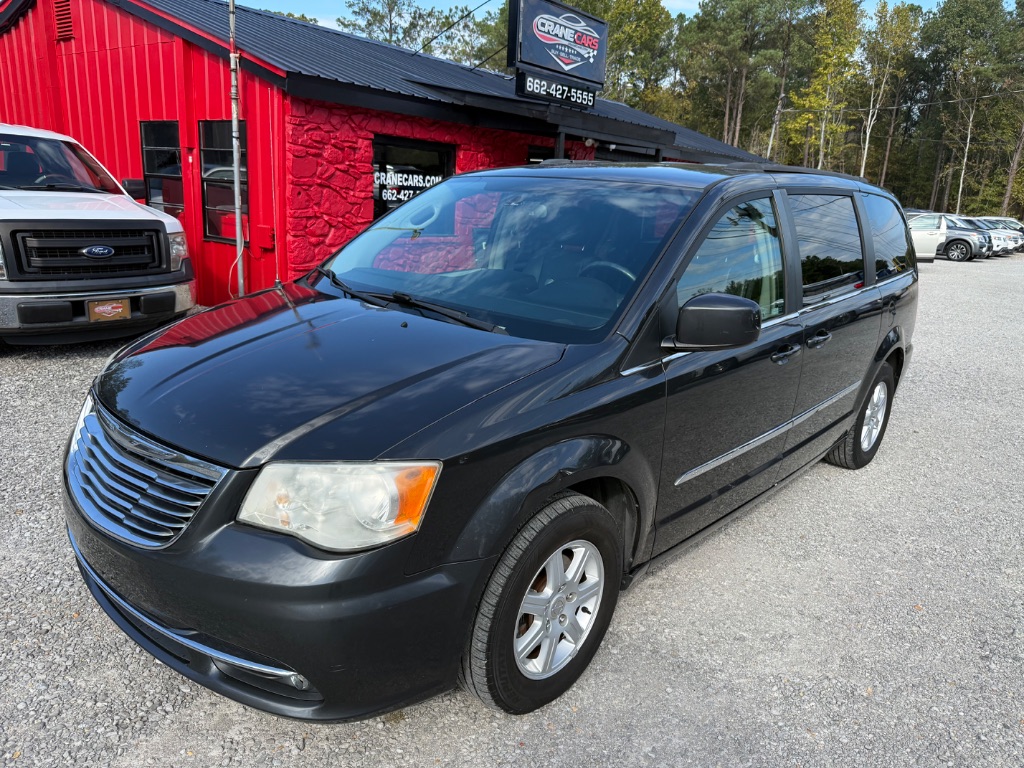 2012 Chrysler Town And Country - $8,625
