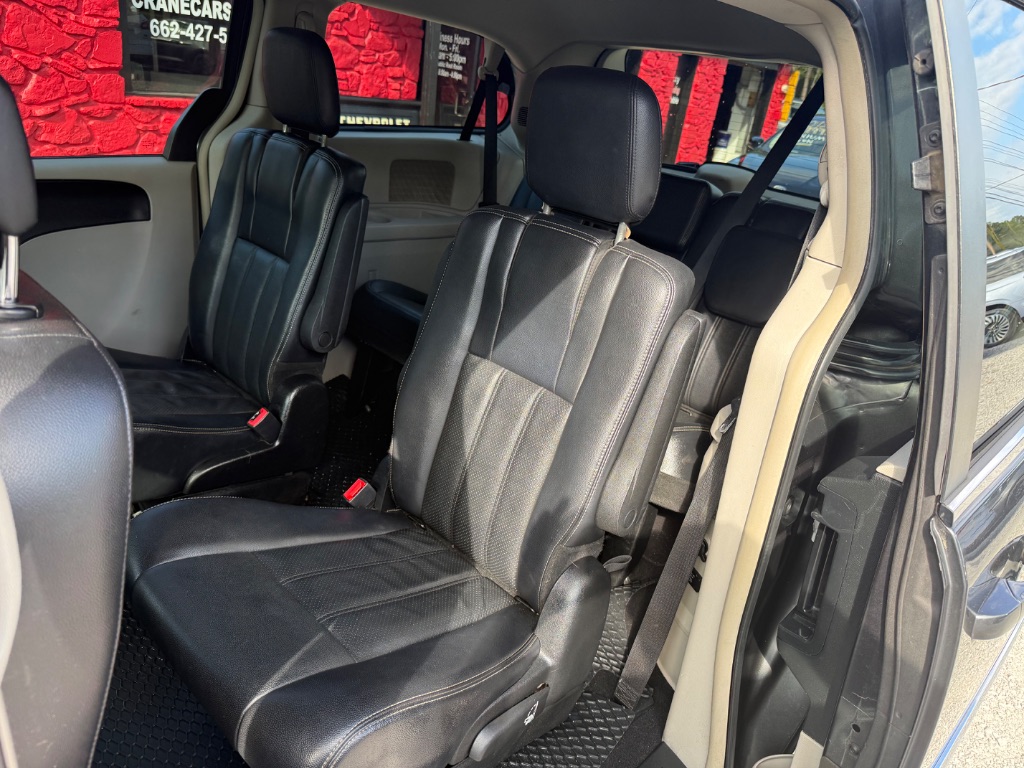 2012 Chrysler Town And Country - $8,625