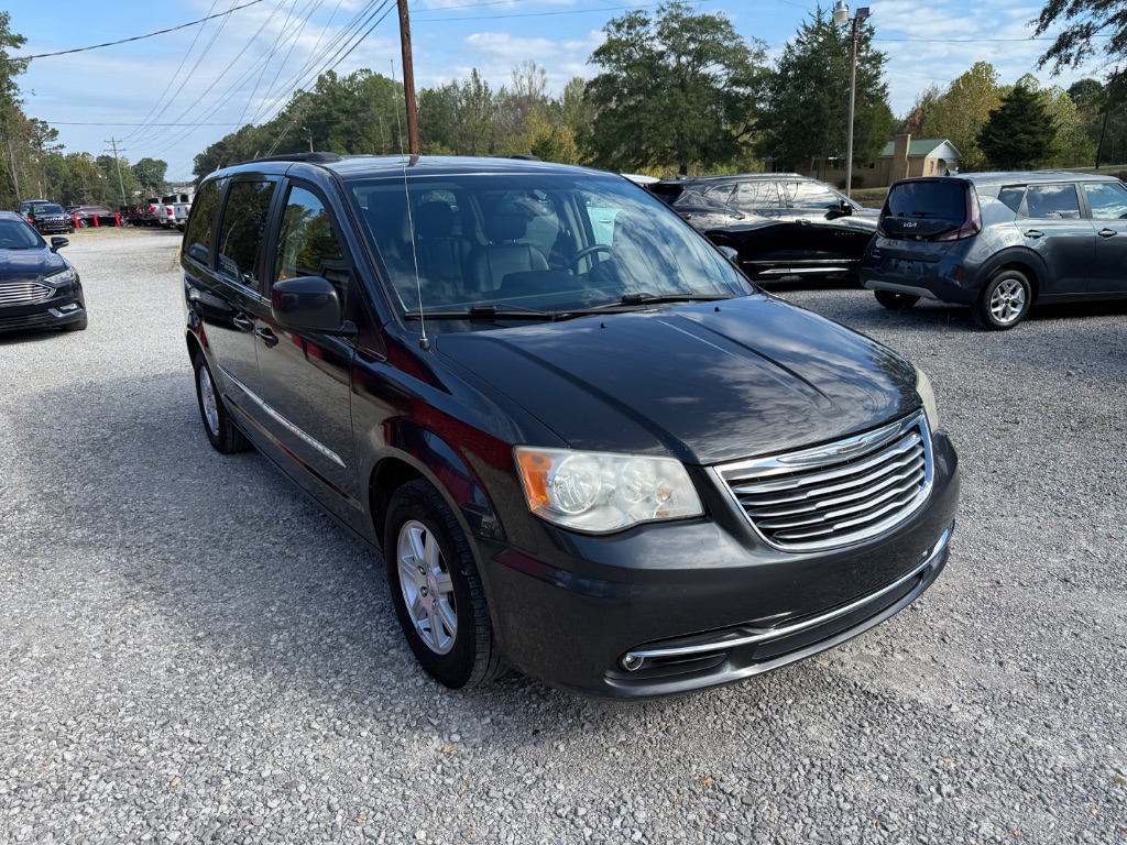 2012 Chrysler Town And Country - $8,625