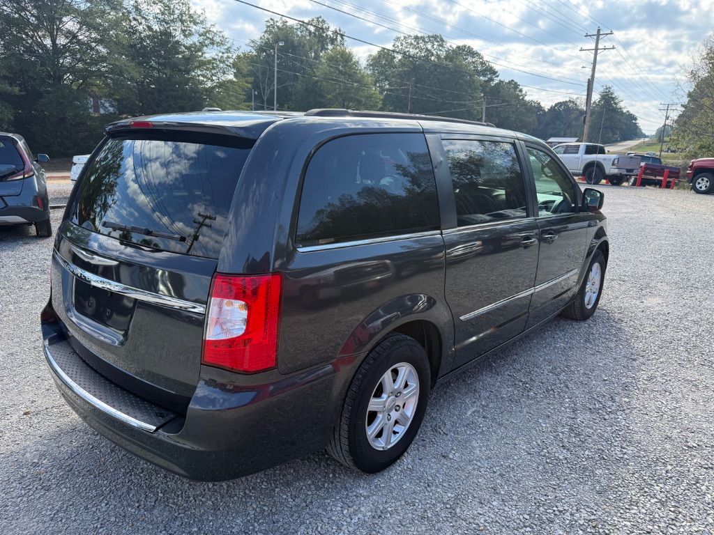 2012 Chrysler Town And Country - $8,625