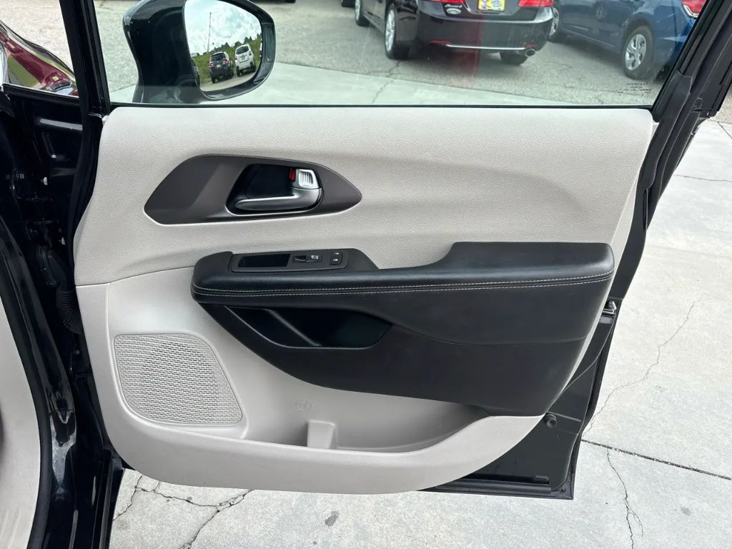2022 Chrysler Pacifica - $18,895