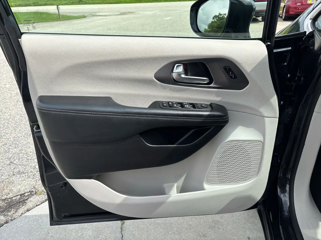 2022 Chrysler Pacifica - $18,895