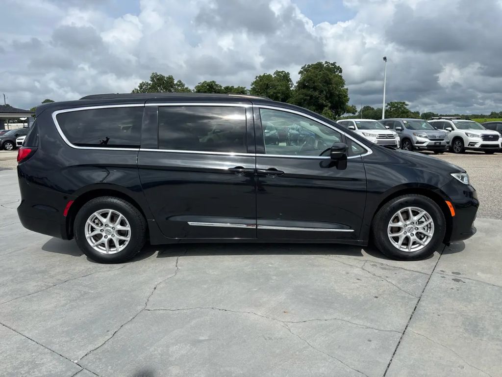 2022 Chrysler Pacifica - $18,895