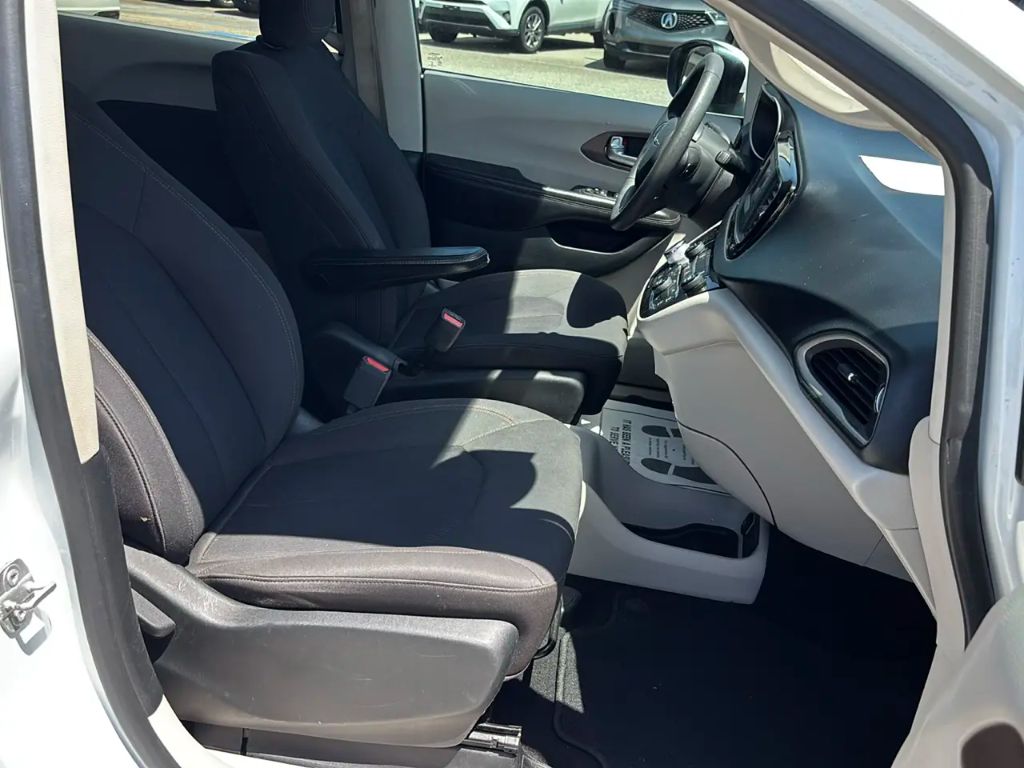 2017 Chrysler Pacifica - $9,995
