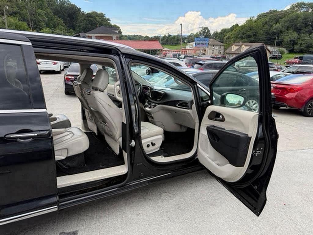 2018 Chrysler Pacifica - $9,500